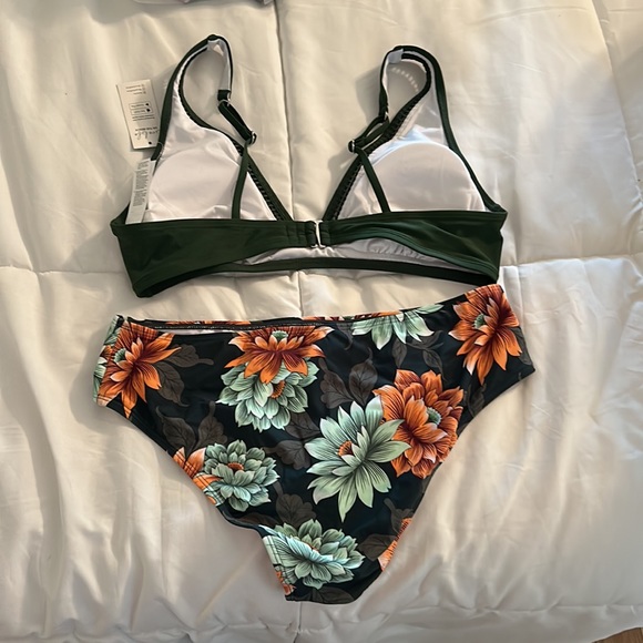 NWT, Cupshe Plunge Bikini top with Mid Rise Floral Bikini Bottom - Picture 2 of 7